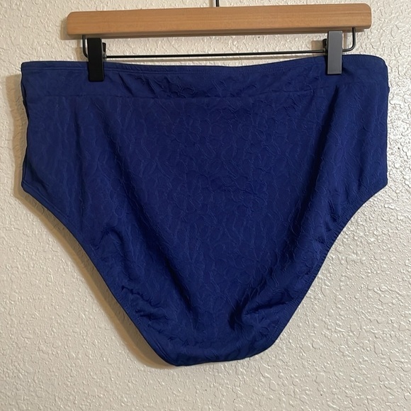 Freshwater textured swimsuit bottoms - Picture 3 of 7